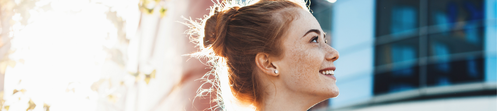 Frau lächelt mit positivem Mindset