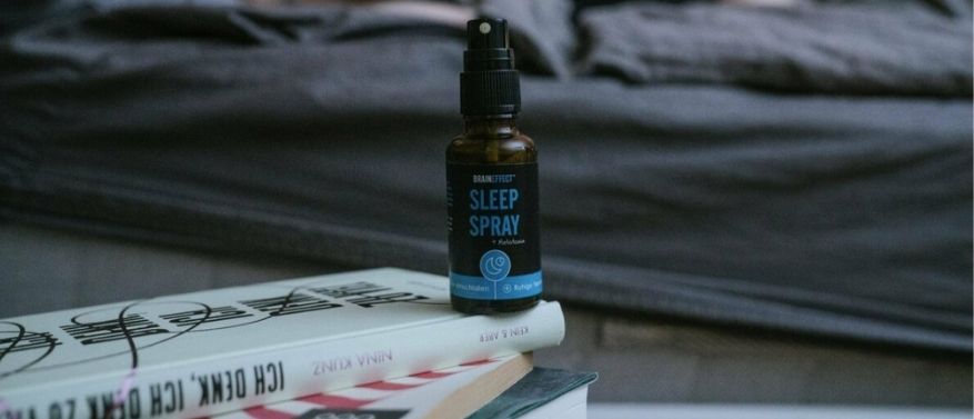 SLEEP Melatonin SPRAY auf einem Buch