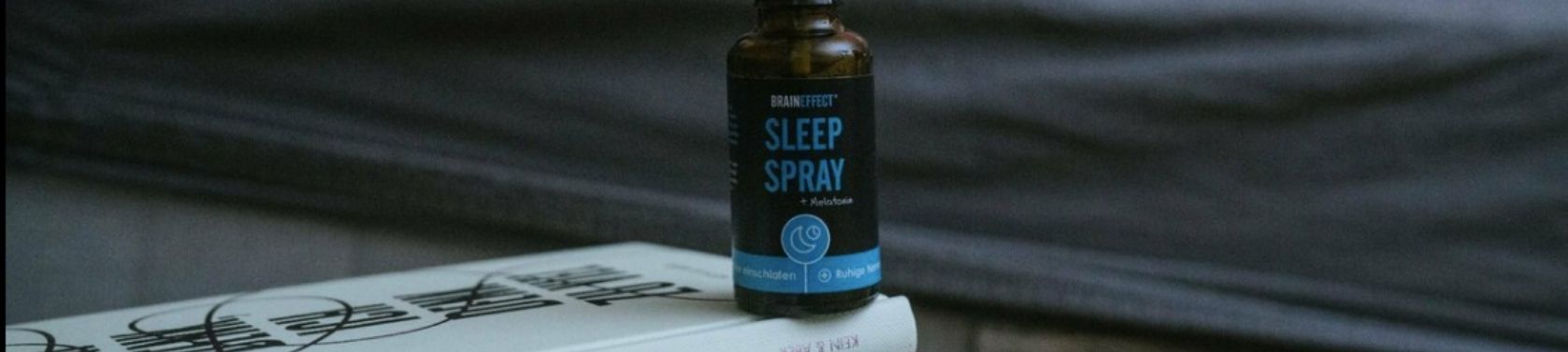 SLEEP Melatonin SPRAY auf einem Buch